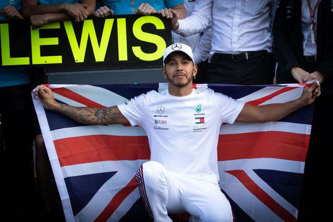 Lewis Hamilton slaví v Mexiku pátý titul mistra světa.