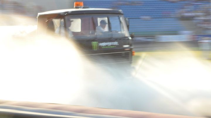 Šarlatánství nebo smysluplná ochrana? V Holandsku chrání silnice před vedry solí