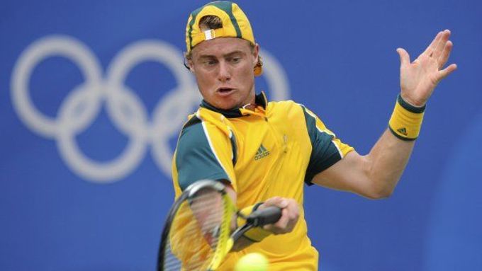 Lleyton Hewitt hájí na olympiádě australské barvy srdnatě. Během pondělních 82 setů urval dvě vítězství.