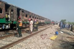 Při požáru vlaku v Pákistánu zemřelo 71 lidí. Nehodu způsobil plynový vařič