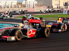 Brit Lewis Hamilton vede po startu Velkou cenu Abú Zabí formule jedna.