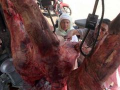 Žena v indonéském Acehu nakupuje hovězí.