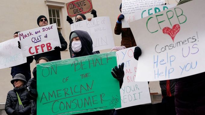 Protesty proti působení Muskova týmu ve federálním Úřadu pro ochranu finančních zájmů spotřebitelů (CFPB), Washington, 8. 2. 2025.