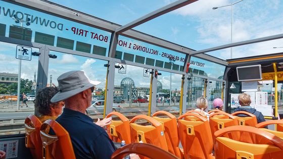 Naskočte si. Překvapivá Praha viděná z hop-on busu: památky, Kafka, rum i sexshopy