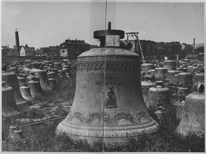 Nacisty zrekvírované zvony na pražských Maninách, odkud se v roce 1942 převážely do Německa loděmi.