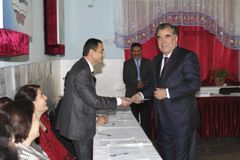 Bild: Tádžická vrchnost se projíždí v kradených autech