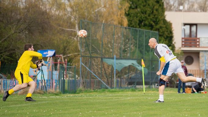 Jan Koller ukázal, že hlavičkovat nezapomněl