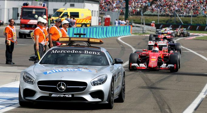 F1, VC Maďarska 2015: Průjezd boxy, safety car a Sebastian Vettel, Ferrari