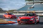 Mercedesy v roli safety car a zdravotnického medical car budou mít letos místo tradiční stříbrné barvy rudý nátěr.