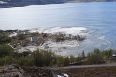 Masivní sesuv půdy v Norsku: Do moře smetl 8 domů, muž to natočil na mobil