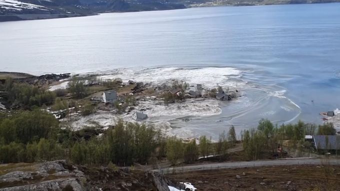 Masivní sesuv půdy v Norsku: Do moře smetl 8 domů, muž to natočil na video