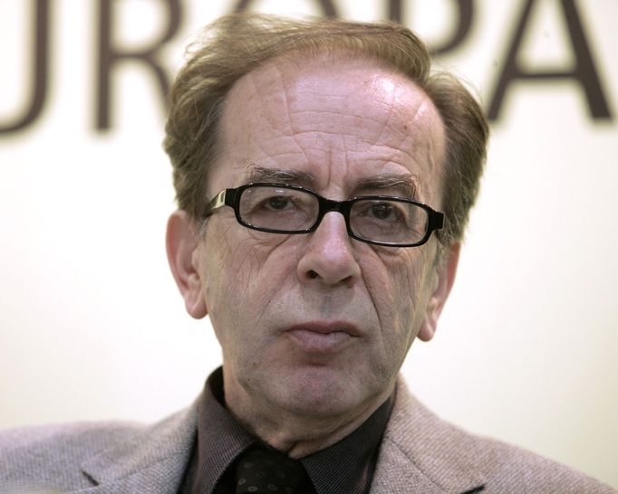 Ismail Kadare je na snímku z roku 2005, kdy dostal Mezinárodní Man Bookerovu cenu.