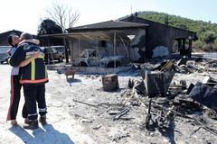Hasiči krotí požáry na francouzské Riviéře. Oheň ale rozdmychávají poryvy větru
