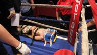 Po představení knockoutů, které jsme vám již nabídli i v průběhu roku v článcích, pojďme nyní na další K.O., které se budou ucházet o pozici toho nej letošního roku. A vezmeme to pěkně podle vah od nejnižších po těžkou. Číslo třináct super pérové divize je panamský bijec Javier Fortuna, který letos v dubnu sestřelil Mexičana Miguela Zamudia již v prvním kole. Poražený si to zamířil z ringu přímo do nemocnice.