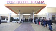 Volební štáb prezidenta Miloše Zemana se usídlil v Top Hotelu Praha. Sešly se tu desítky novinářů a také Zemanovi příznivci.