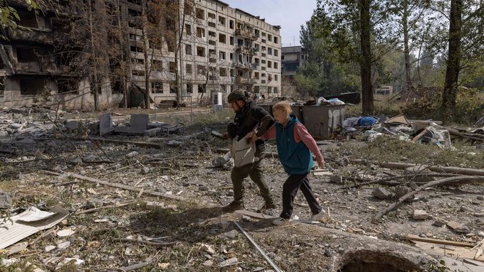 Člen takzvaných "Bílých andělů" pomáhá s evakuací z Konstantinovky v Doněcké oblasti Ukrajiny poblíž frontové linie. 16. září 2025.