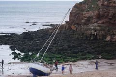 U britského pobřeží se pohupovala loď duchů. Podivný nález z paluby nikdo nečekal