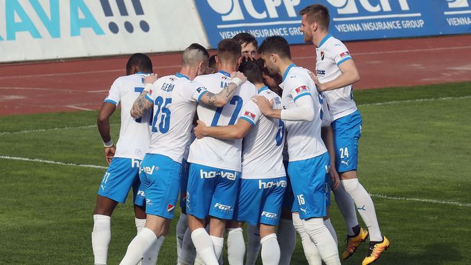 Fotbalisté Baníku Ostrava oslavují gól v derby proti Opavě.
