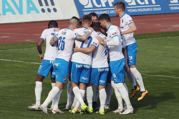 Fotbalisté Baníku Ostrava oslavují gól v zápase proti Opavě.