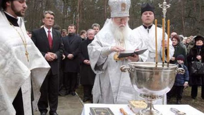 Prezident Viktor Juščenko na mši, sloužené ukrajinským pravoslavným patriarchou Filaretem.