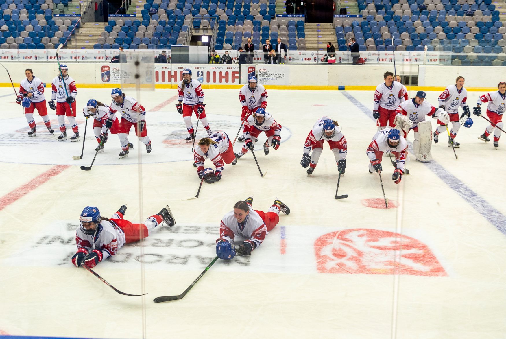 České hokejistky se radují z vítězství