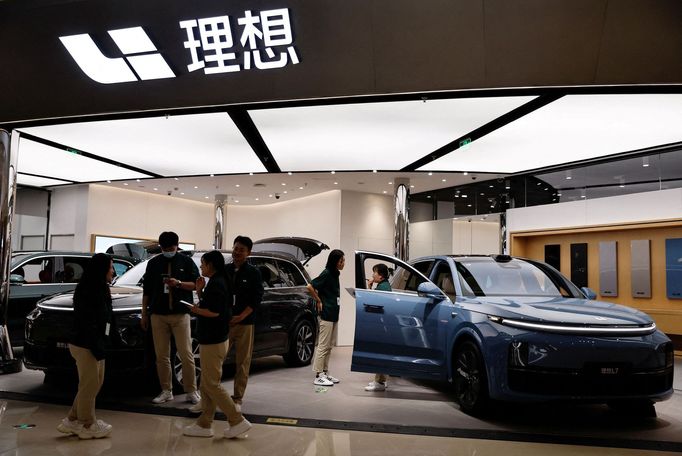 FILE PHOTO: Staff members stand at the booth of Chinese electric vehicle (EV) maker Li Auto, at a shopping mall in Beijing, China November 3, 2023. REUTERS/Tingshu Wang/F