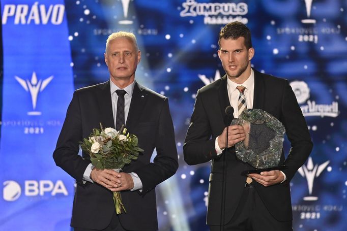 V kategorii Kolektiv roku vyhráli reprezentační basketbalisté ČR. Cenu převzali místopředseda České basketbalové federace Zdeněk Bříza (vlevo) a hráč Lukáš Palyza.