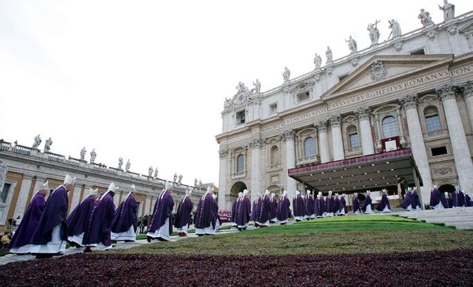 Na Mši svatou na podporu zesnulého papeže Jana Pavla II. dorazili do Vatikánu kardinálové. Fotograf Reuters je zachytil postupující v zástupu po Svatopeterském náměstí.