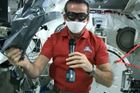 Kam s nehty? Web baví astronautova videa z kosmu