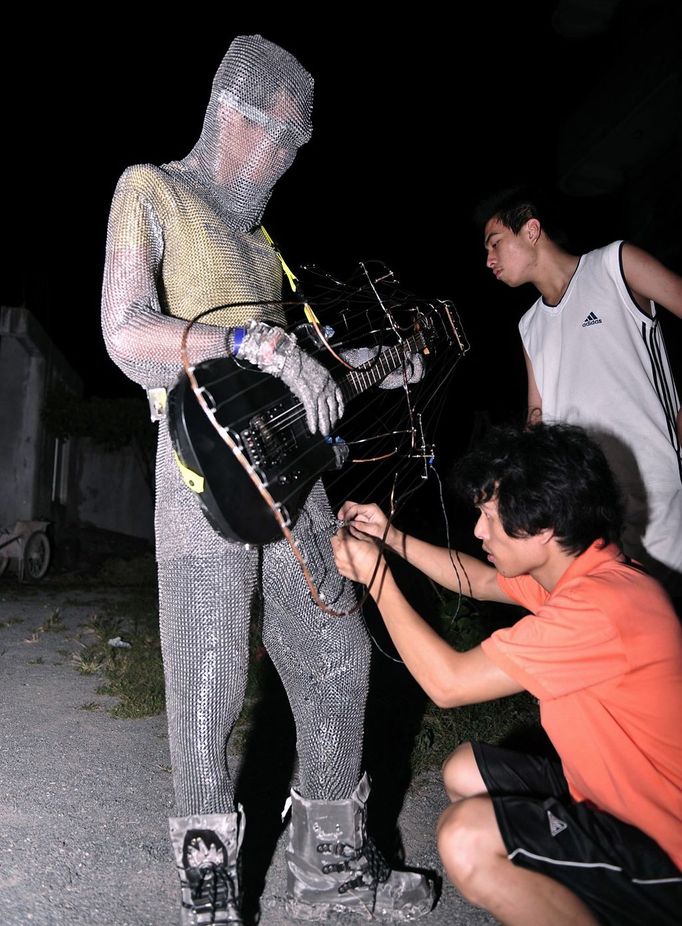 Performing With Lightning Performing With Lightning CHANGLE, CHINA - AUGUST 11: (CHINA OUT) A guitarist plays guitar as high voltage of up to 1 million volts, generated by a Tesla coil transformer, runs through his body during a stunt performance on August 11, 2012 in Changle, Fujian Province of China. Wang Zengxiang, one of the craziest fans of the Tesla coil stunt, has dedicated himself in the daredevil career for a decade. He is now the leader of a band of four. A Tesla coil is an electrical resonant transformer circuit invented by Nikola Tesla around 1891. The transformer produces high voltage at high frequencies, which acts as a giant lightning machine, and creates long bolts of electricity. Shielded by protective clothing, the performer is insulated from the electricity current which dissipates through the ground. ( automatický překlad do češtiny )