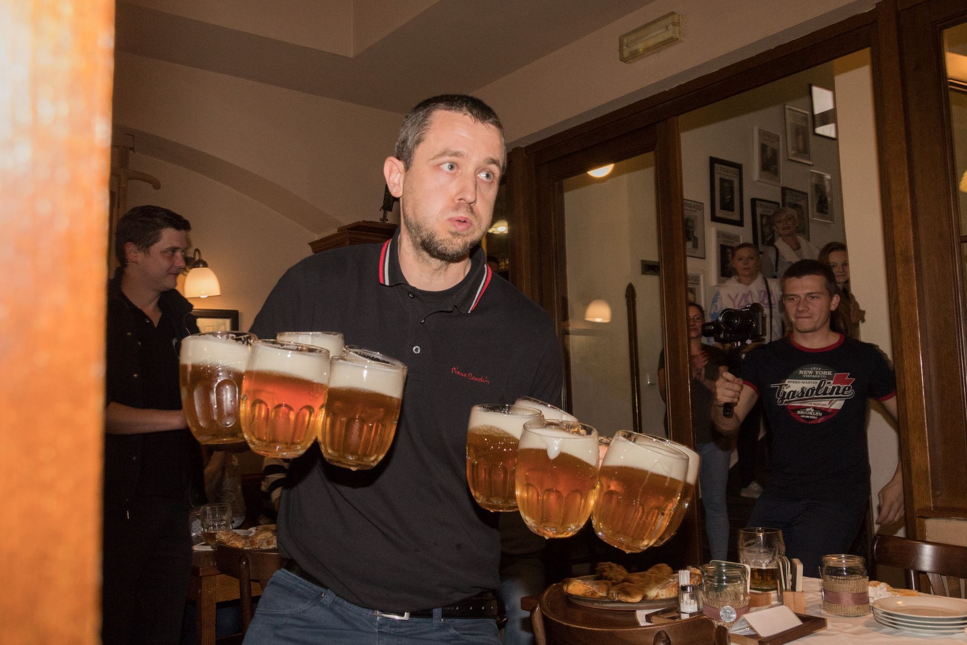 Foto: V Praze se spolu utkali výčepní na tradičním závodě Pinkasova noční můra
