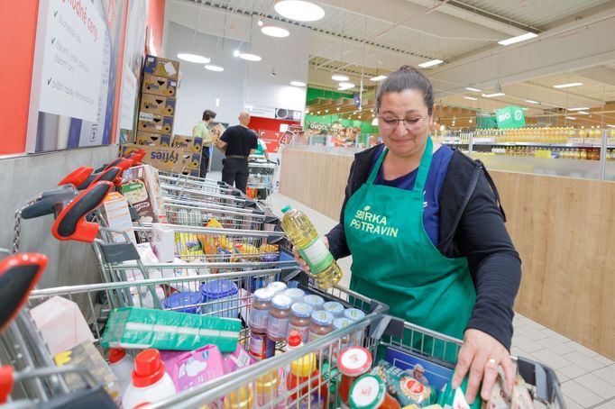 Plné košíky z potravinové sbírky jsou potřeba stále více. Pro potraviny si začínají chodit i lidé, kteří ještě nedávno na tom byli tak, že takovou pomoc nepotřebovali.