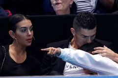 Video: Nohama mu to jde líp. Podívejte se, jak Ronaldo zápolil s neposedným tenisákem