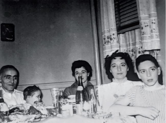 Já, máma, bratranec Mark a dědeček. Začínal jsem být pohledný. | Foto: Z knihy Sonny Boy