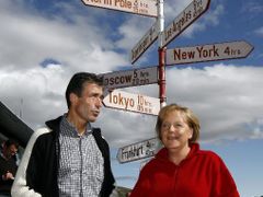 Merkelová s Rasmussenem u rozcestníku v Kangerlussuaqu. Kudy vede cesta ven z nebezpečí oteplování ale ví málokdo.