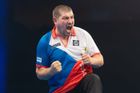 "Myslím, že mu právě vypadl zub." Svět sportu řeší bizarní incident českého šipkaře
