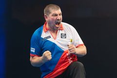 "Myslím, že mu právě vypadl zub." Svět sportu řeší bizarní incident českého šipkaře