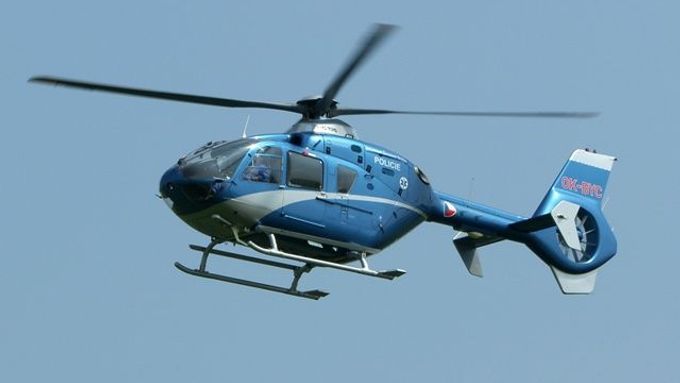 Do pátrací akce po pohřešovaném byl nasazen i vrtulník s termovizí a policejní pes (ilustrační foto).