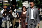 Manželka generála Mladiče Bosiljka a jeho syn Darko opouštějí budovu speciálního soudu v Bělehradě.