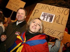 Martin Bursík a Kateřina Jacques před rokem na demonstraci před čínským velvyslanectvím.