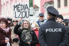Jen polovina Čechů tvrdí, že rozpozná dezinformace. Hůře jsou na tom pouze tři země