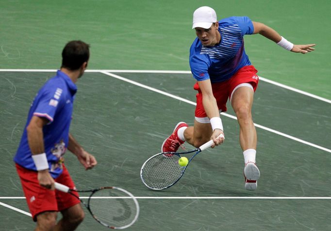 Czech Republic's Radek Stepanek (L) watches his team mate Tomas Berdych return a shot to Argentina's Horacio Zeballos and Carlos Berlocq during their Davis Cup semi-final