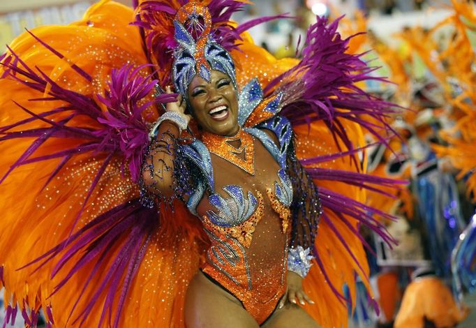 A reveller of the Salgueiro samba school participates on the first night of the annual carnival parade in Rio de Janeiro's Sambadrome, February 10, 2013. REUTERS/Sergio Moraes (BRAZIL - Tags: SOCIETY) Published: Úno. 11, 2013, 1:53 dop.