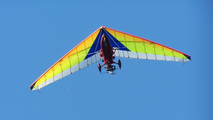 V Hranicích na Moravě se zřítil letoun na kruhový objezd, pilot pád nepřežil