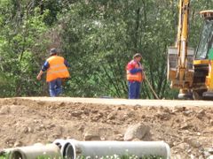 Dělníci na stavbě silnice v Ráječku.