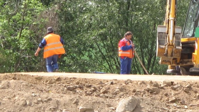 Dělníci na stavbě silnice v Ráječku.