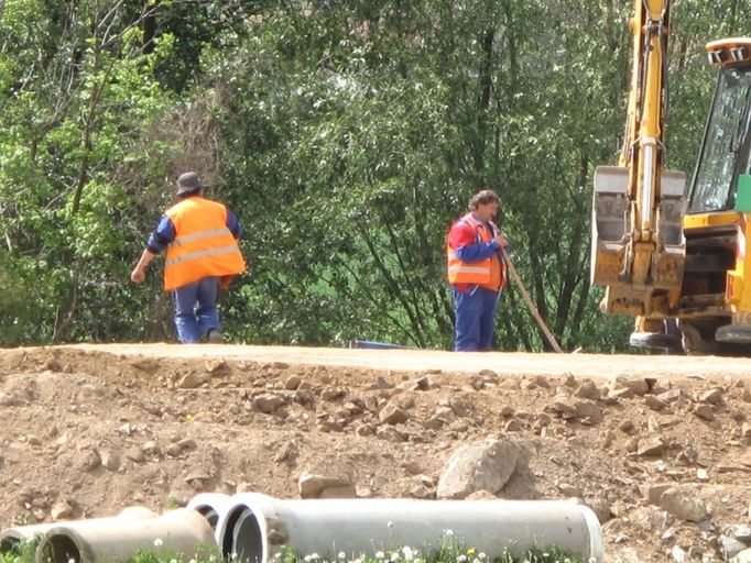 Dělníci na stavbě silnice v Ráječku.