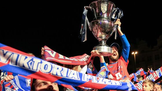 Podívejte se, jak fotbalisté Vitktorie Plzeň spolu s fanoušky po posledním domácím zápase letošní sezony oslavili titul fotbalových mistrů České republiky.