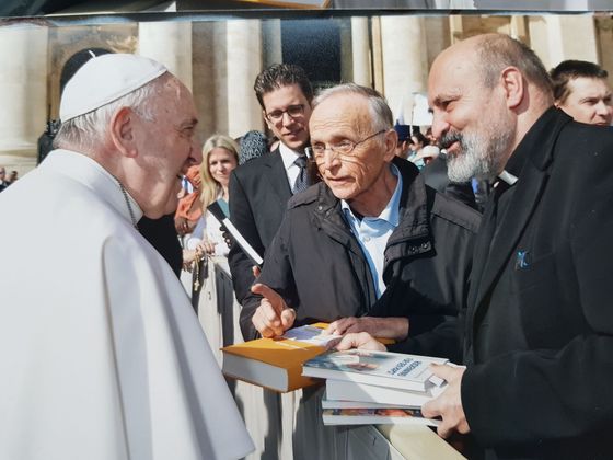 Tomáš Halík předává 27. února 2019 spolu s Paulem Zulehnerem papeži otevřený dopis spolu s 75 tisíci podpisů, kterým podpořili Františkovy reformní snahy.