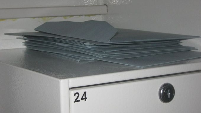Obálky s volebními lístky v Krupce